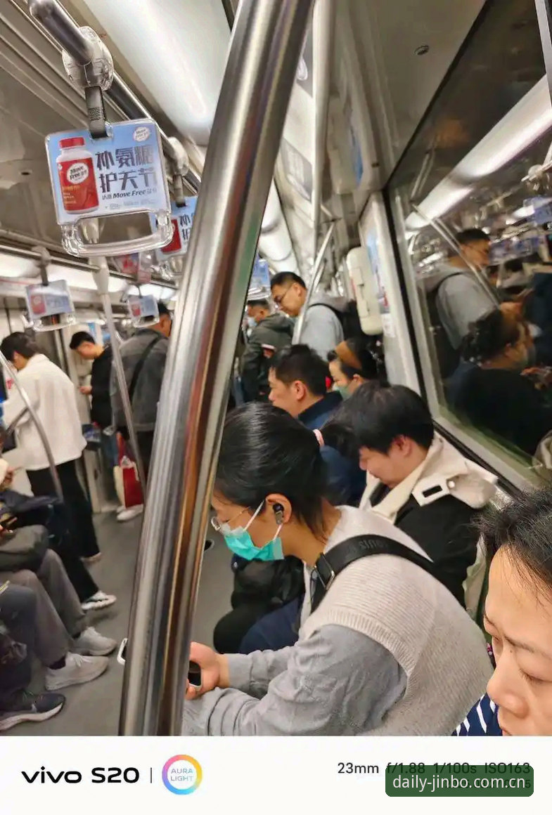 早上七点四十分，地铁里人挤人，我在夹缝里用左手拇指点开那页金色首页——旁边大哥举着手机看球，屏幕亮度拉满，比分停在上半场3:1。他低头骂了句"这破网络又卡了"，然后开始疯狂刷新。我本想告诉他，两年前我也这样，直到某天我误点了某个宣传图，平板直接卡死重启，半小时后才发现自己下载了个假客户端。那天我学会了一件事：每天习惯点开的那一页快速访问安卓版，不是靠"能打开就行"来评判的。它得让你在电梯里、地铁上、蹲坑时，都能三秒进、不迷路、不弹窗。